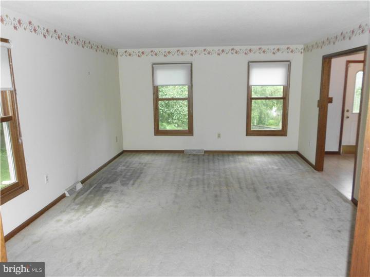 156 Larrison Road Wrightstown, NJ 08562 - Photo 17 of 25 Living Room