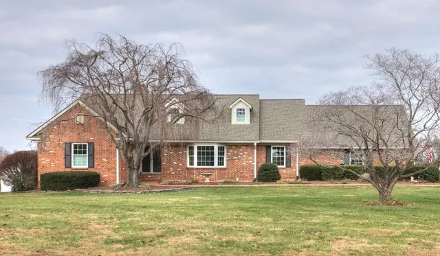 a view of a house with a yard