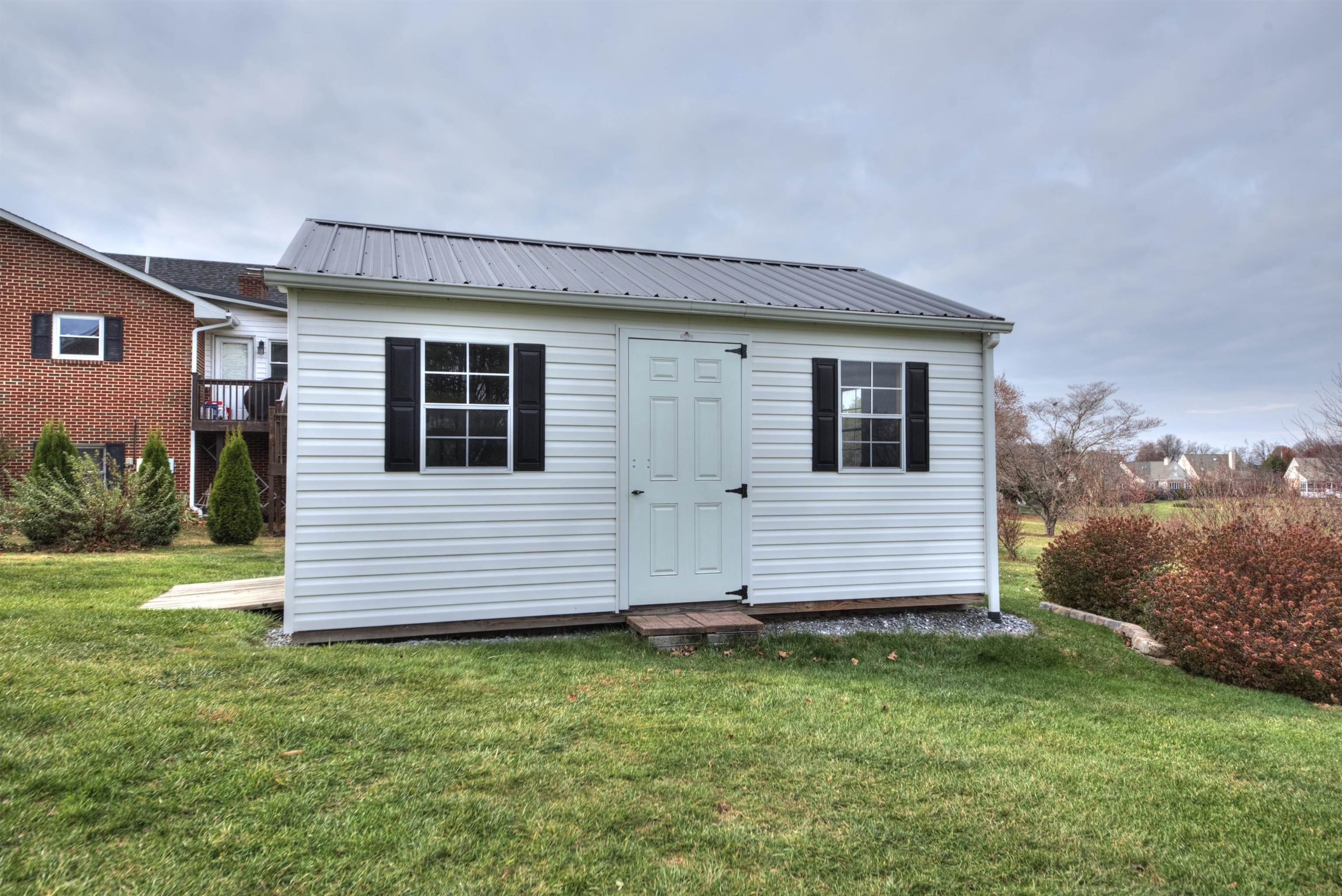 152 Huntington Place Waynesboro, VA 22980 - Photo 28 of 73 a front view of a house with a garden