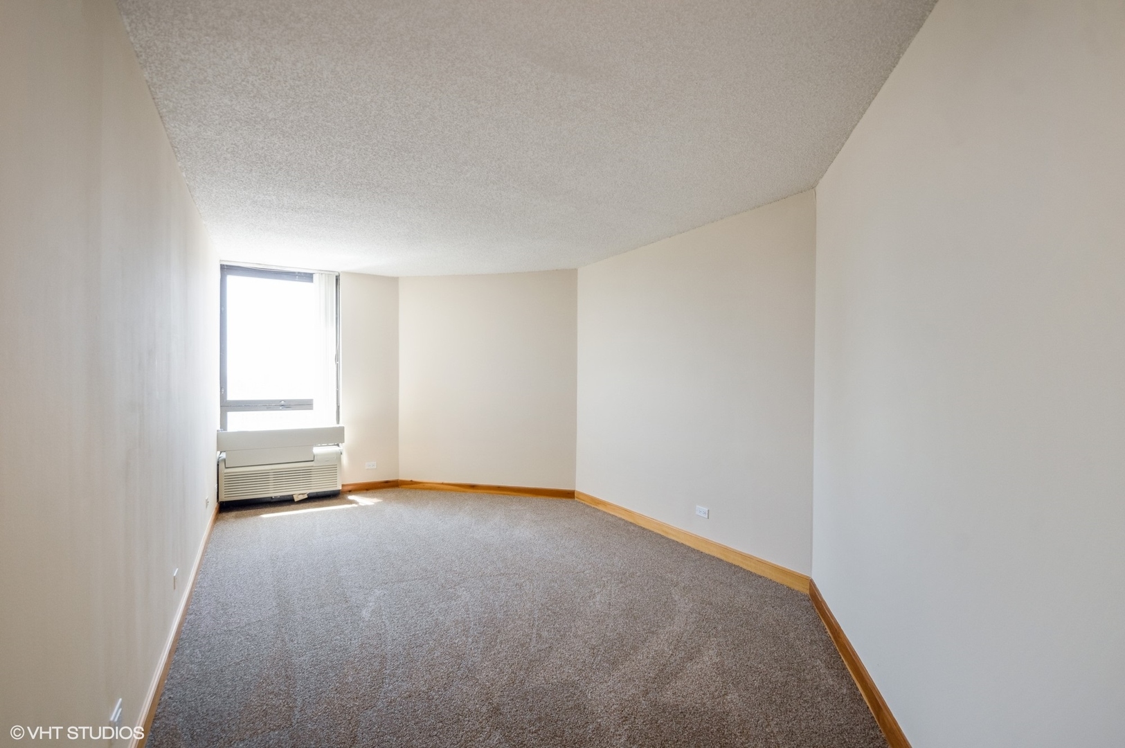 5320 North Sheridan Road, Unit 2003 Chicago, IL 60640 - Photo 7 of 10 a view of an empty room and a window