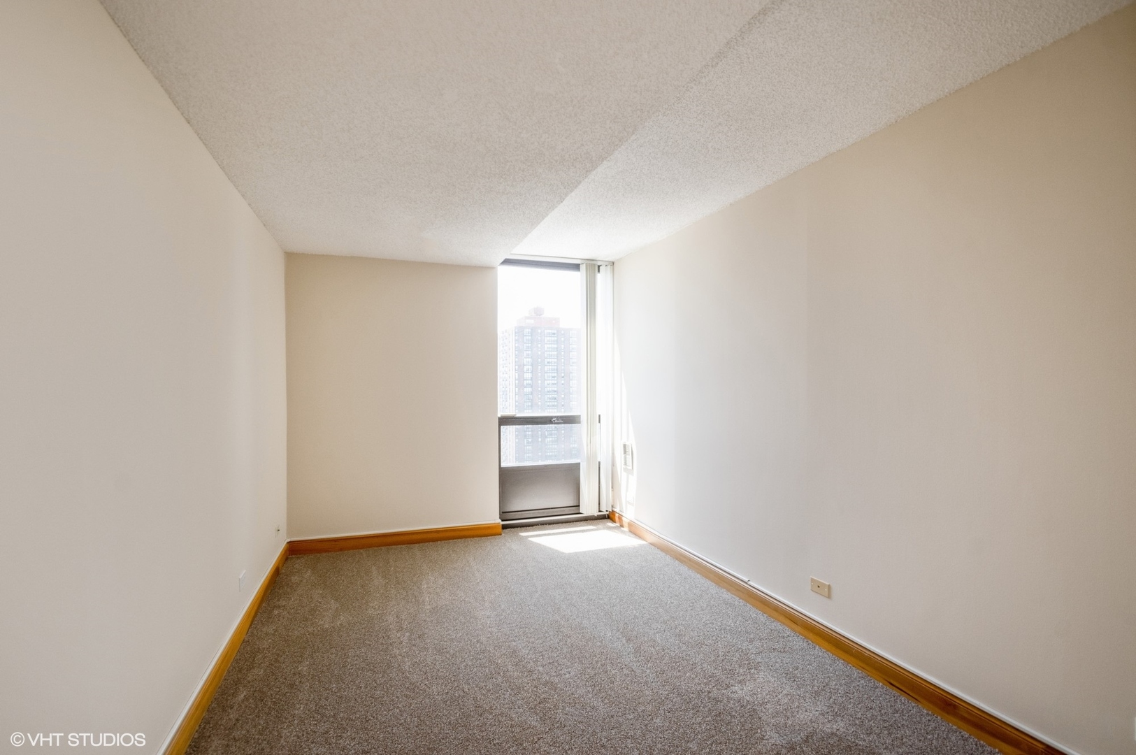 5320 North Sheridan Road, Unit 2003 Chicago, IL 60640 - Photo 9 of 10 a view of an empty room and a window