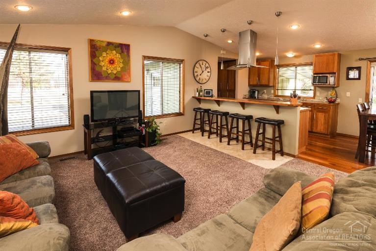 61850 Pettigrew Road Bend, OR 97702 - Photo 2 of 18 Great room, vaulted ceiling, sit up bar.