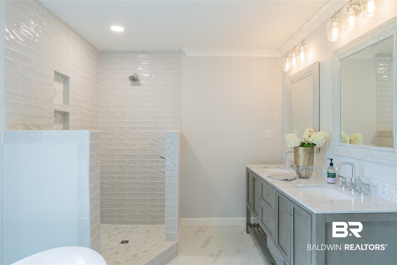 404 Tulip Terrace Fairhope, AL 36532 - Photo 14 of 26 *New glass panels & door being installed on shower