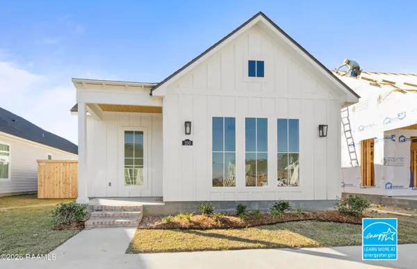 $319,999 | 200 Harbourside Drive, Youngsville, LA 70592