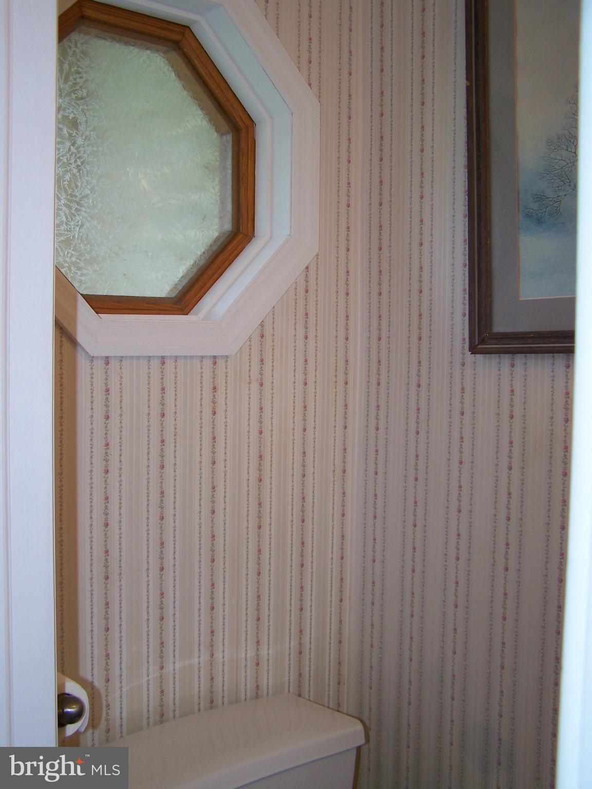 2500 Berkley Road Reading, PA 19605 - Photo 19 of 25 Powder Rm w/ Octagon Window
