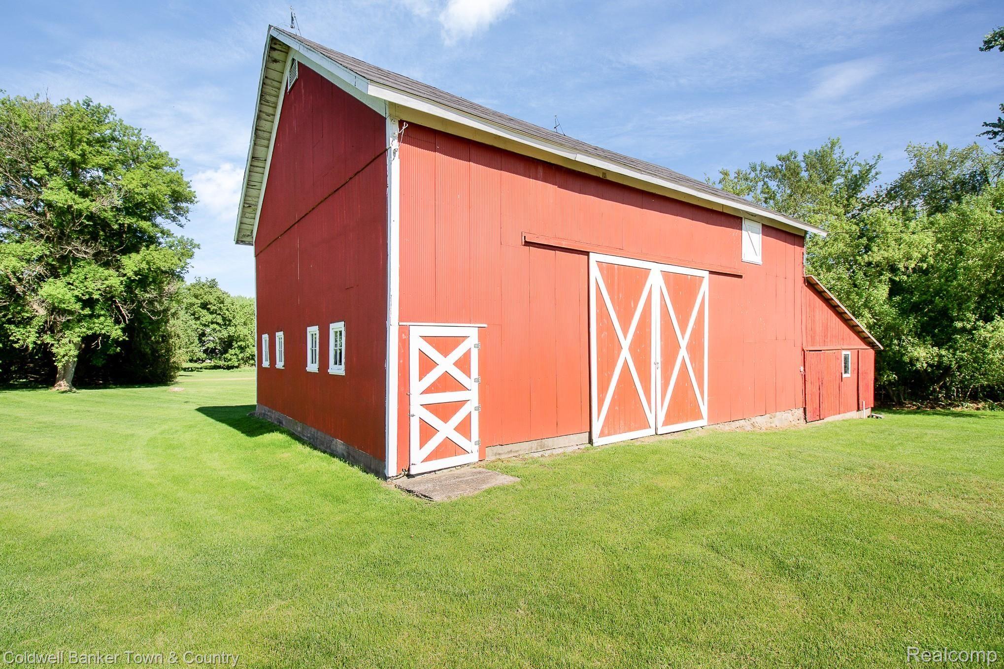 6457 Layton Road Fowlerville, MI 48836 - Photo 26 of 36 Barn