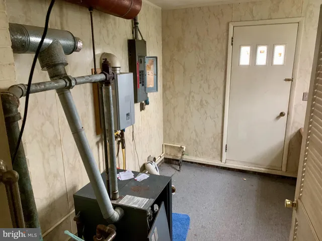 a view of walk in closet and bathroom