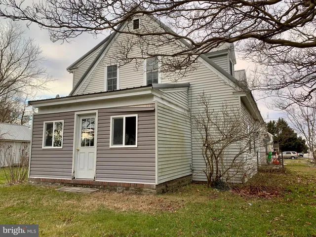 a view of a house with a backyard