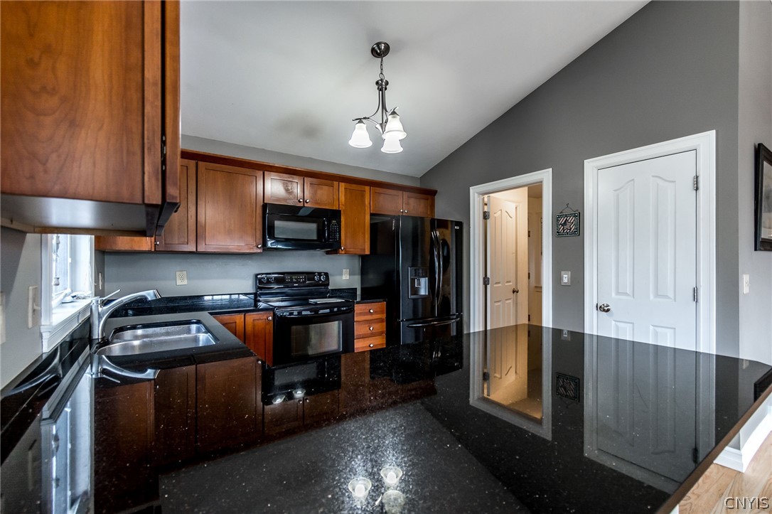 3799 Pegasus Circle Camillus, NY 13209 - Photo 17 of 42 Kitchen