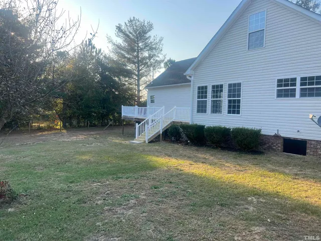 a view of a house with backyard and garden
