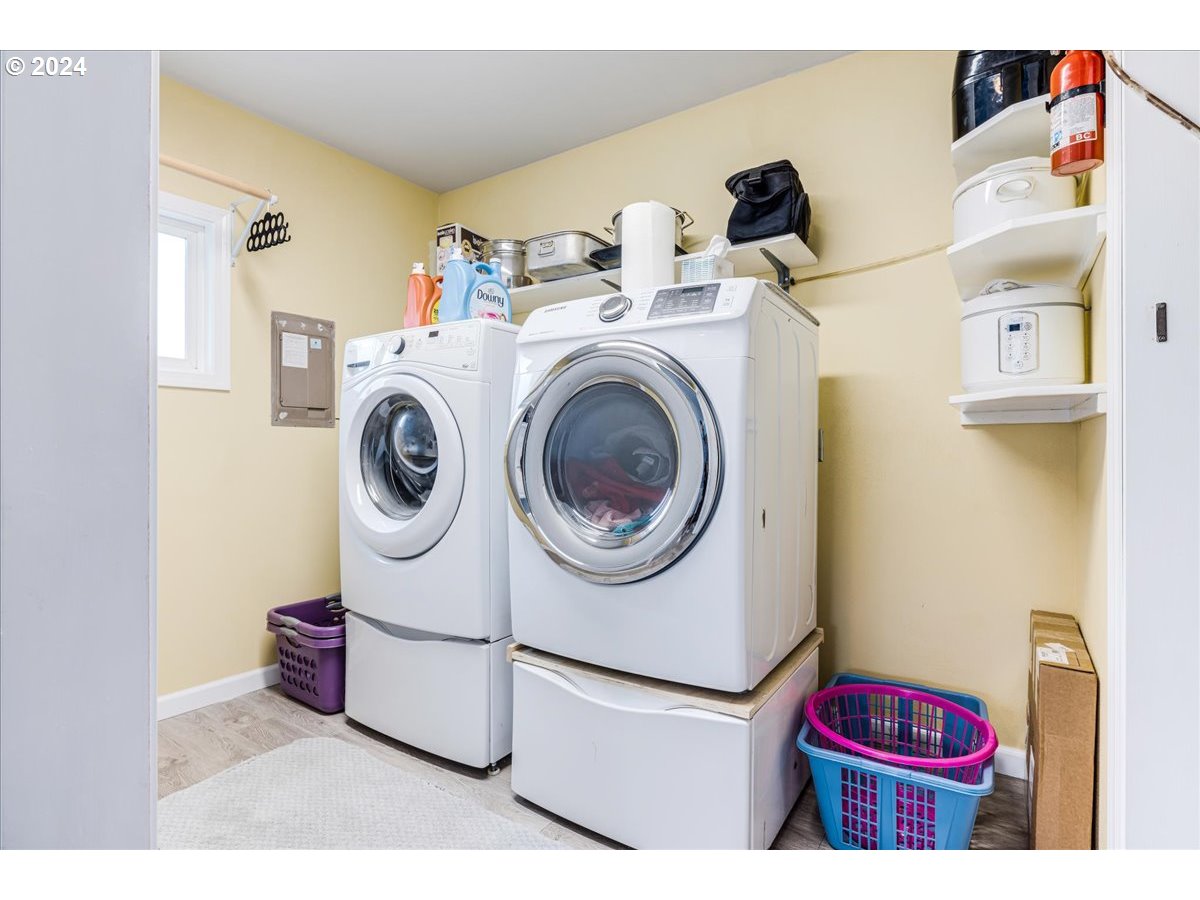 8394 Cason Road Gladstone, OR 97027 - Photo 17 of 38 Laundry