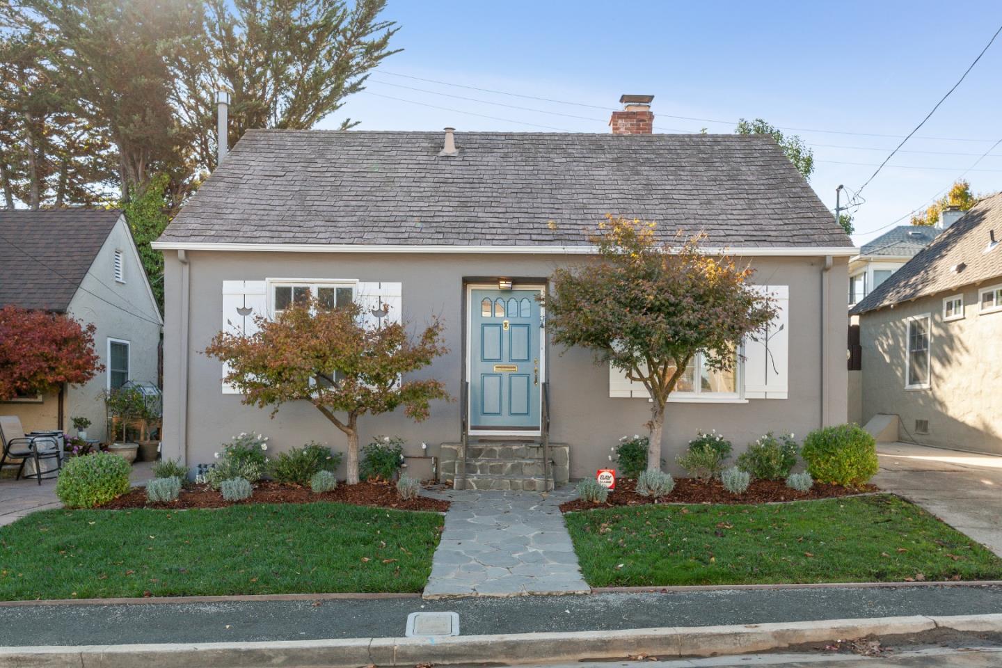 414 Williams Place San Mateo, CA 94401 - Photo 2 of 32 a front view of house with a garden