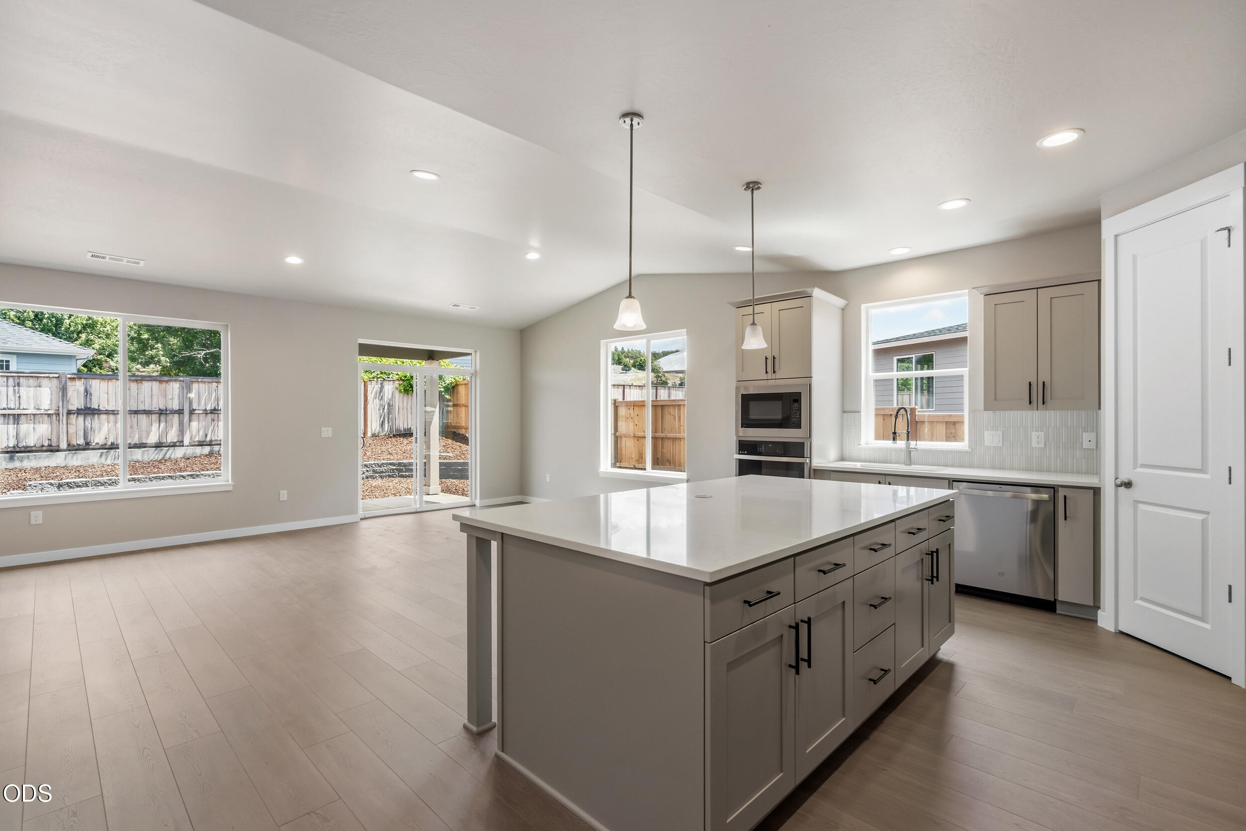 1147 Pumpkin Ridge, Unit 321 Eagle Point, OR 97524 - Photo 11 of 32