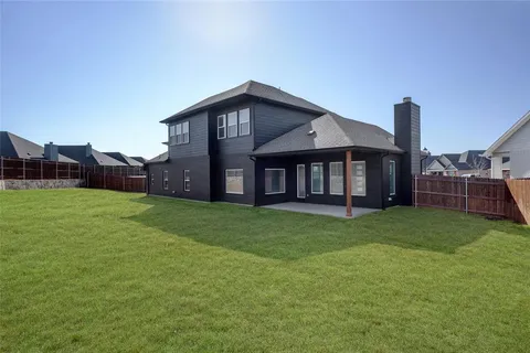 a view of a house with a backyard