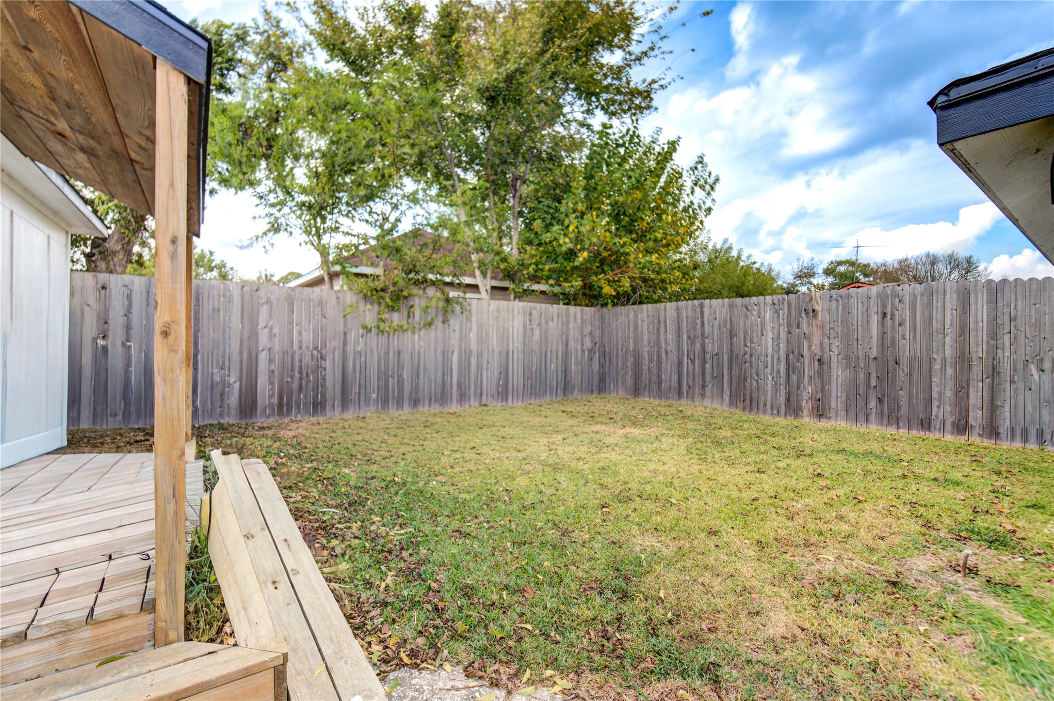 4049 Lucille Street, Unit B Houston, TX 77026 - Photo 6 of 16 a view of outdoor space and yard