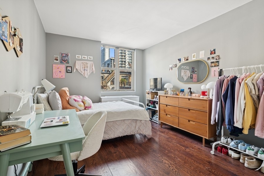 40 East Cedar Street, Unit 4D Chicago, IL 60611 - Photo 14 of 18 a bedroom with a bed and a dresser in it