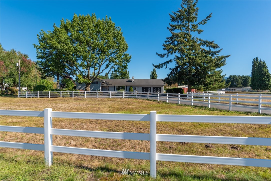 10901 Peter Anderson Road Burlington, WA 98233 - Photo 3 of 27 Gallery Image 3