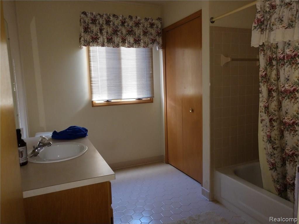 5513 Chicago Road, Unit 2 Warren, MI 48092 - Photo 9 of 29