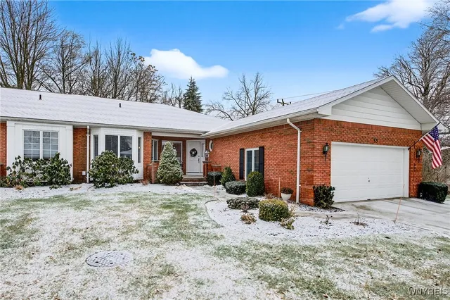 $560,000 | 35 Hampton Hill Drive, Amherst, NY 14221