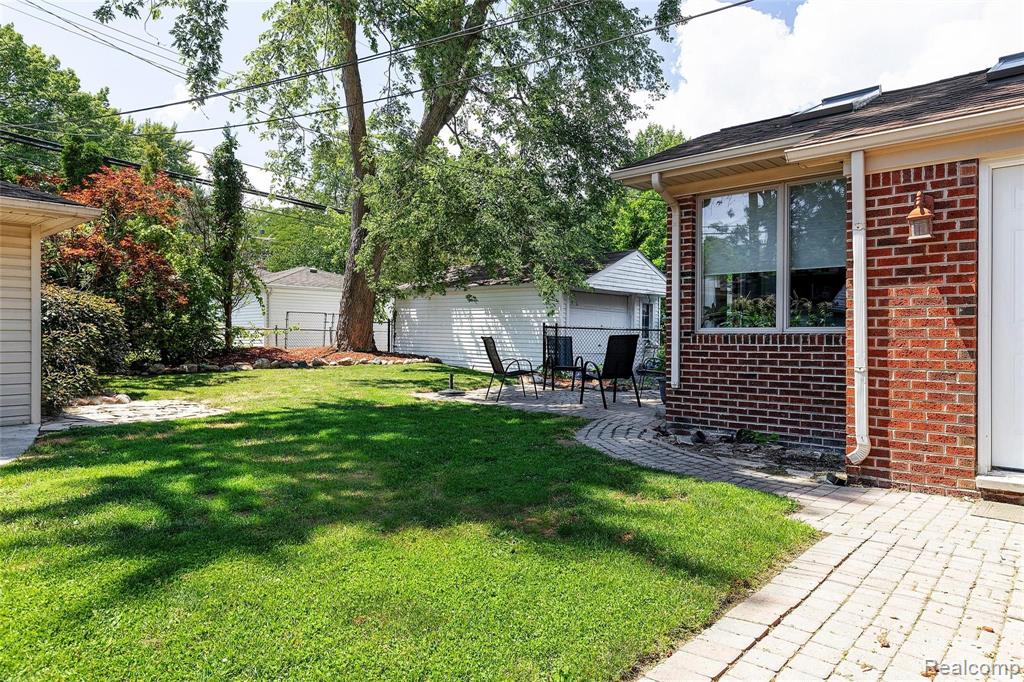 1827 Newcastle Road Grosse Pointe Woods, MI 48236 - Photo 31 of 32