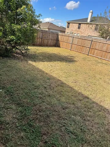 a view of a backyard