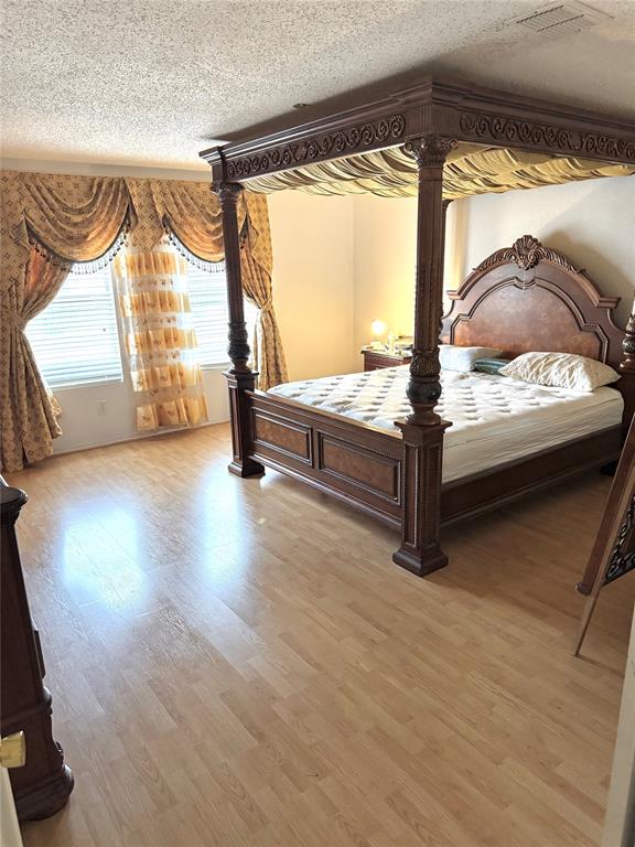 611 Pondview Drive Cedar Hill, TX 75104 - Photo 10 of 22 Bedroom 1