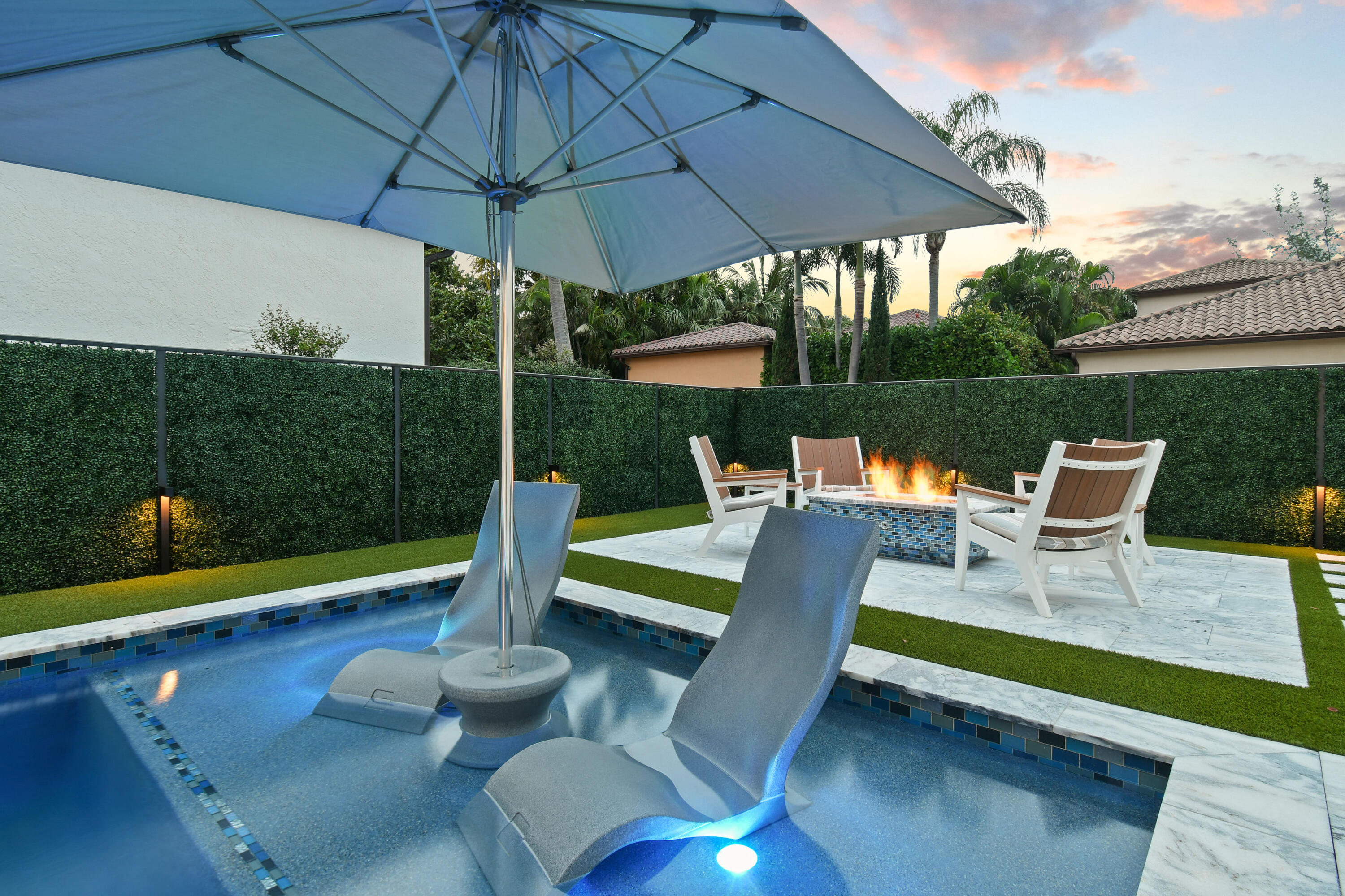 123 Barcelona Drive Jupiter, FL 33458 - Photo 52 of 59 a view of a patio with a table chairs and a tub
