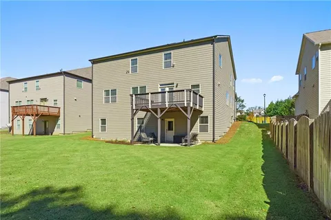 a view of a house with backyard