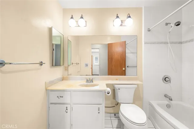 $824,900 | 2040 West Glenwood Place, Santa Ana, CA 92704