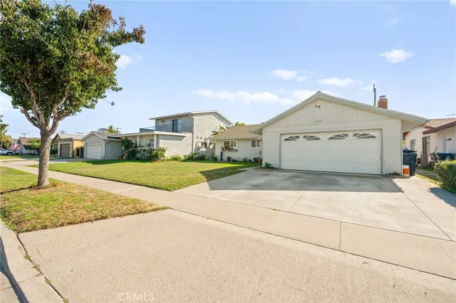 $824,900 | 2040 West Glenwood Place, Santa Ana, CA 92704
