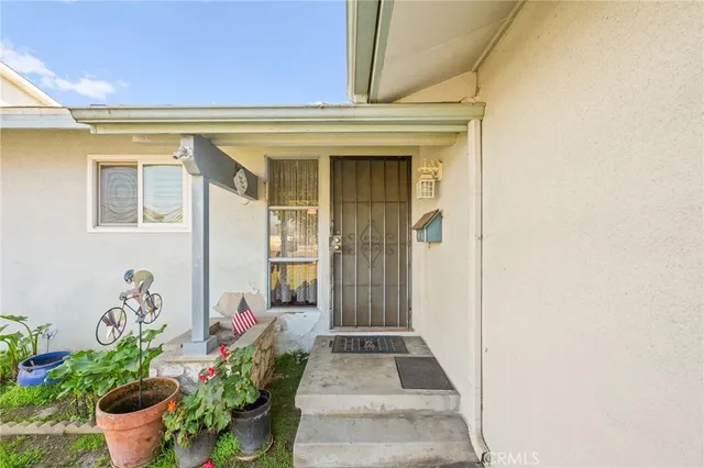 $824,900 | 2040 West Glenwood Place, Santa Ana, CA 92704