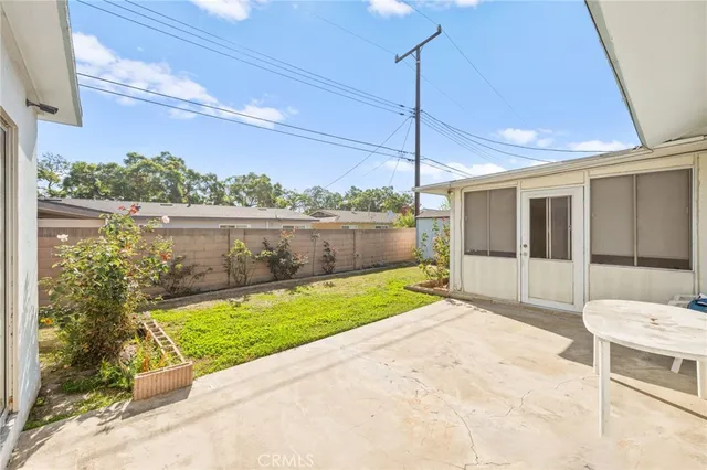 $824,900 | 2040 West Glenwood Place, Santa Ana, CA 92704