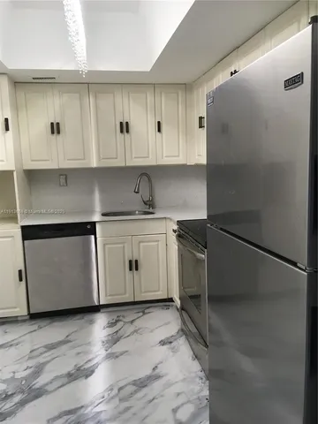 $2,495 | 5838 Collins Avenue, Unit PHF, Miami Beach, FL 33140