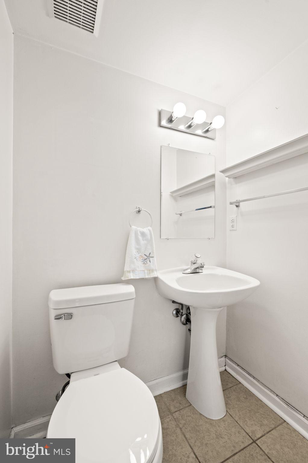 1018 West Ritner Street Philadelphia, PA 19148 - Photo 5 of 19 1st Floor Powder Room