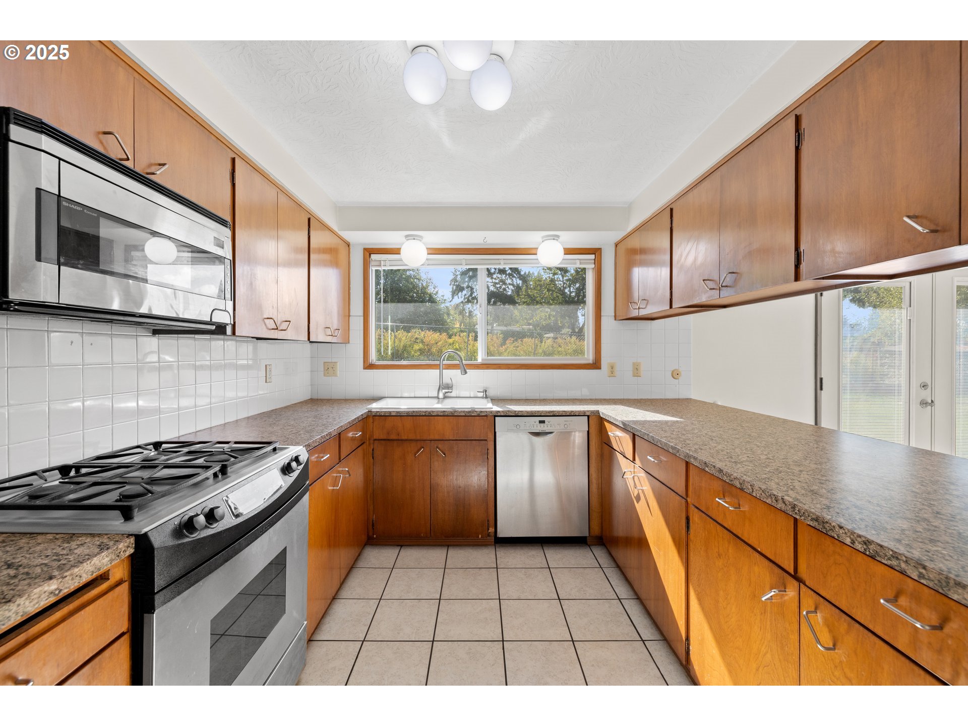 3396 Southeast Loeffelman Road Milwaukie, OR 97222 - Photo 13 of 41 a kitchen with granite countertop a stove a sink and a microwave