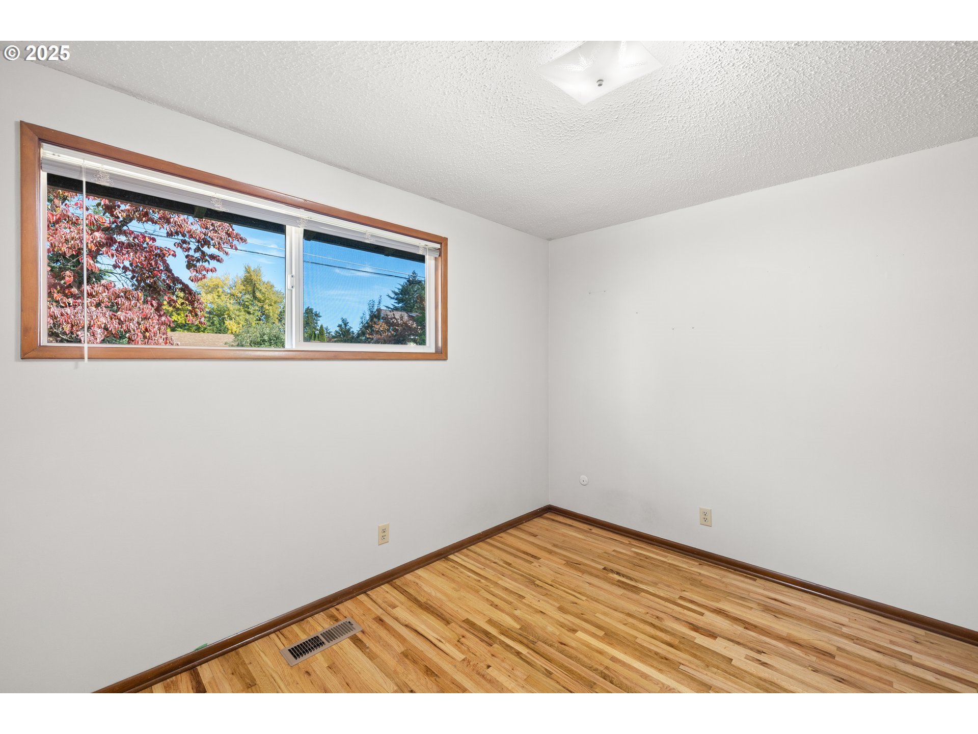 3396 Southeast Loeffelman Road Milwaukie, OR 97222 - Photo 22 of 41 a view of an empty room with painting on the wall