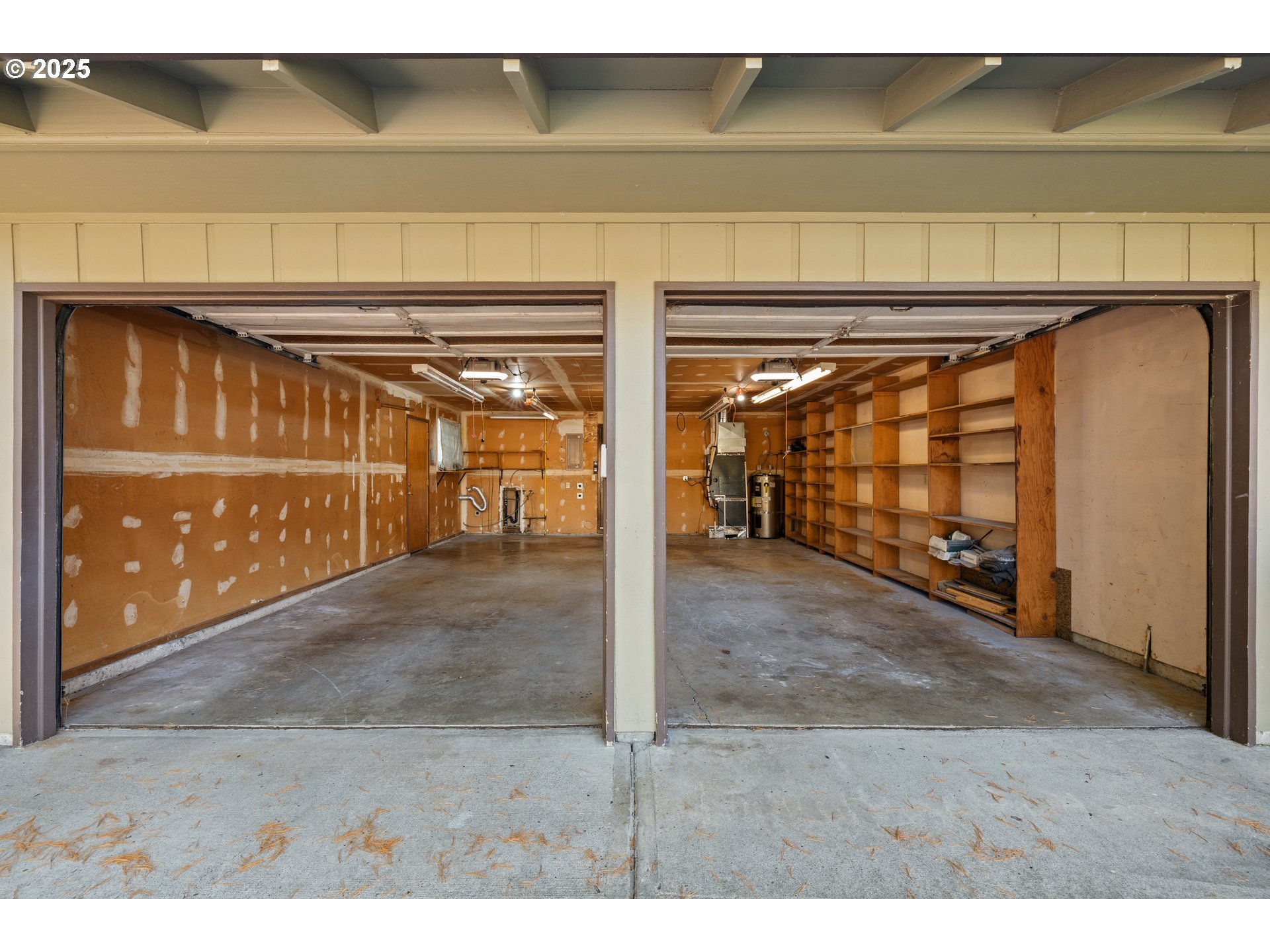 3396 Southeast Loeffelman Road Milwaukie, OR 97222 - Photo 27 of 41 a view of a garage door