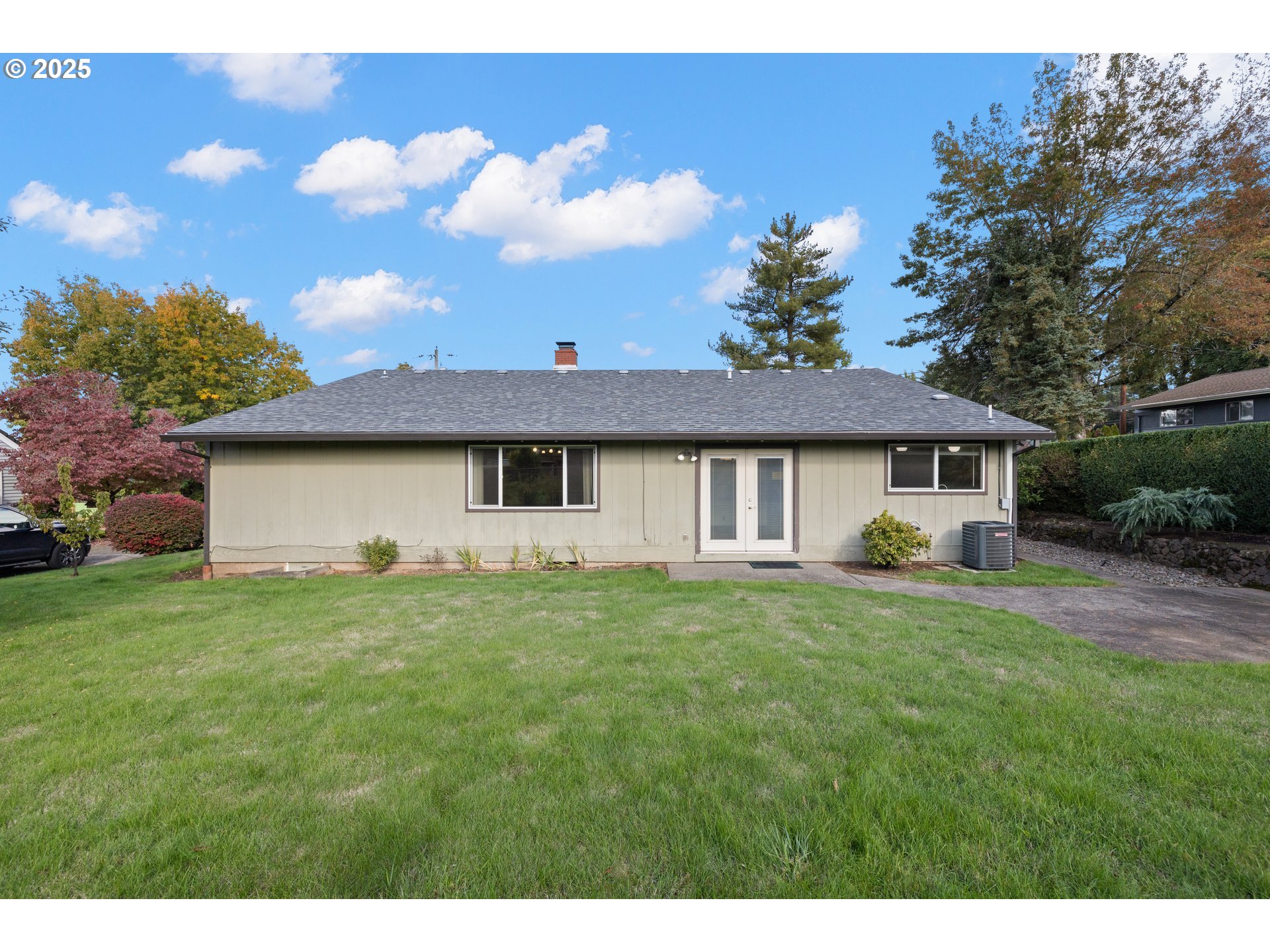 3396 Southeast Loeffelman Road Milwaukie, OR 97222 - Photo 29 of 41 a front view of a house with a garden