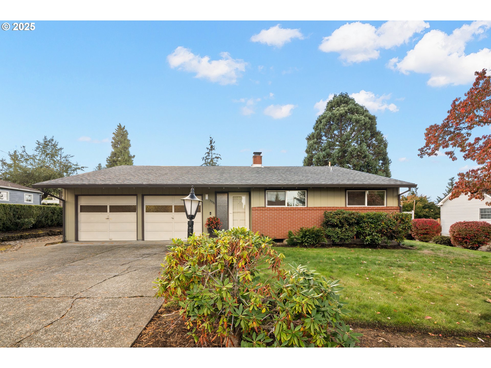 3396 Southeast Loeffelman Road Milwaukie, OR 97222 - Photo 3 of 41 a view of a house with a garden