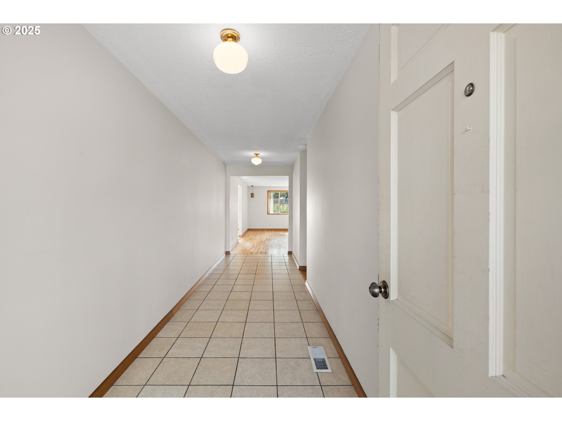3396 Southeast Loeffelman Road Milwaukie, OR 97222 - Photo 5 of 41 a view of an empty room and wooden floor