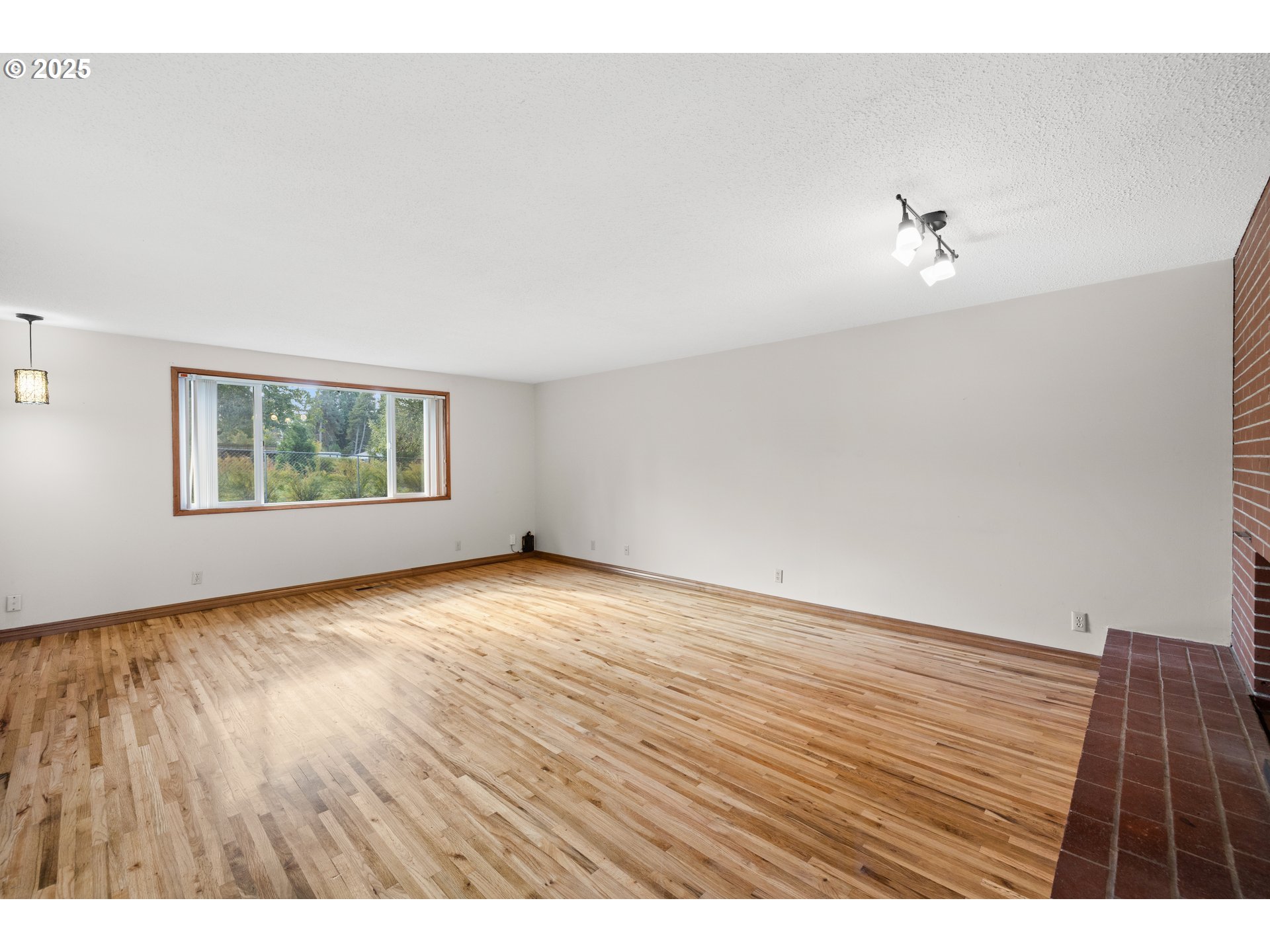 3396 Southeast Loeffelman Road Milwaukie, OR 97222 - Photo 6 of 41 a view of an empty room with a window