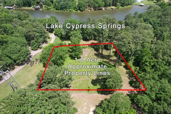 a sign that is sitting on a brick wall