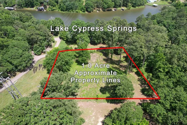 a sign that is sitting on a brick wall