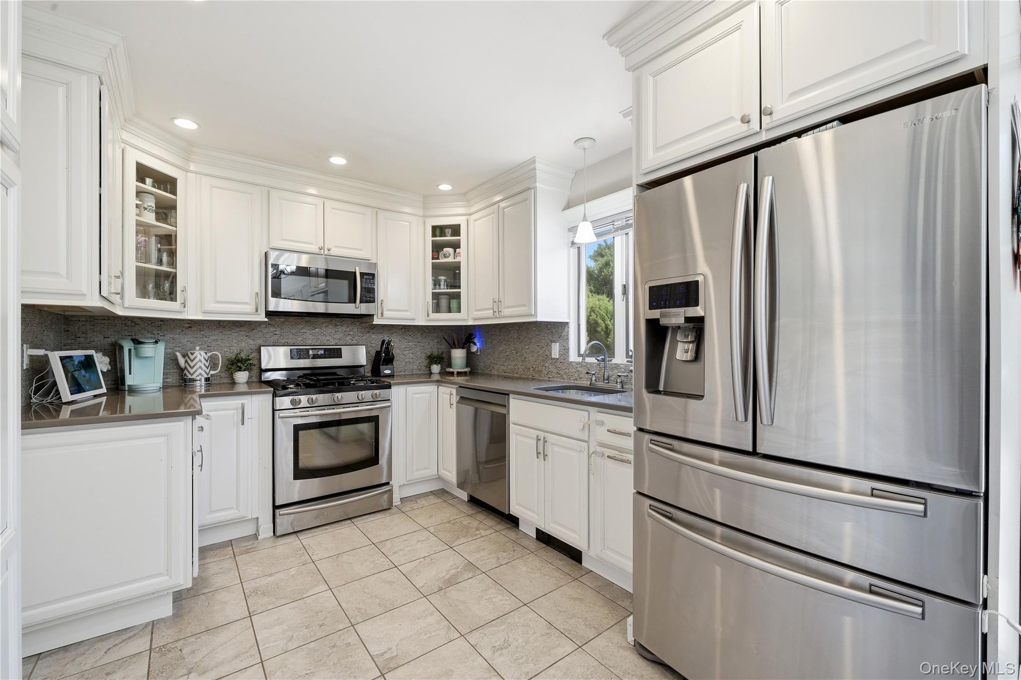 634 Morrison Street Babylon, NY 11702 - Photo 8 of 33