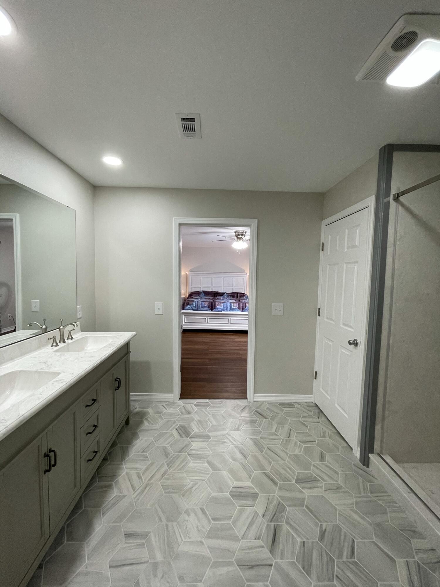 455 Ridge Lake Road Crestview, FL 32536 - Photo 20 of 22 a bathroom with a sink and a mirror
