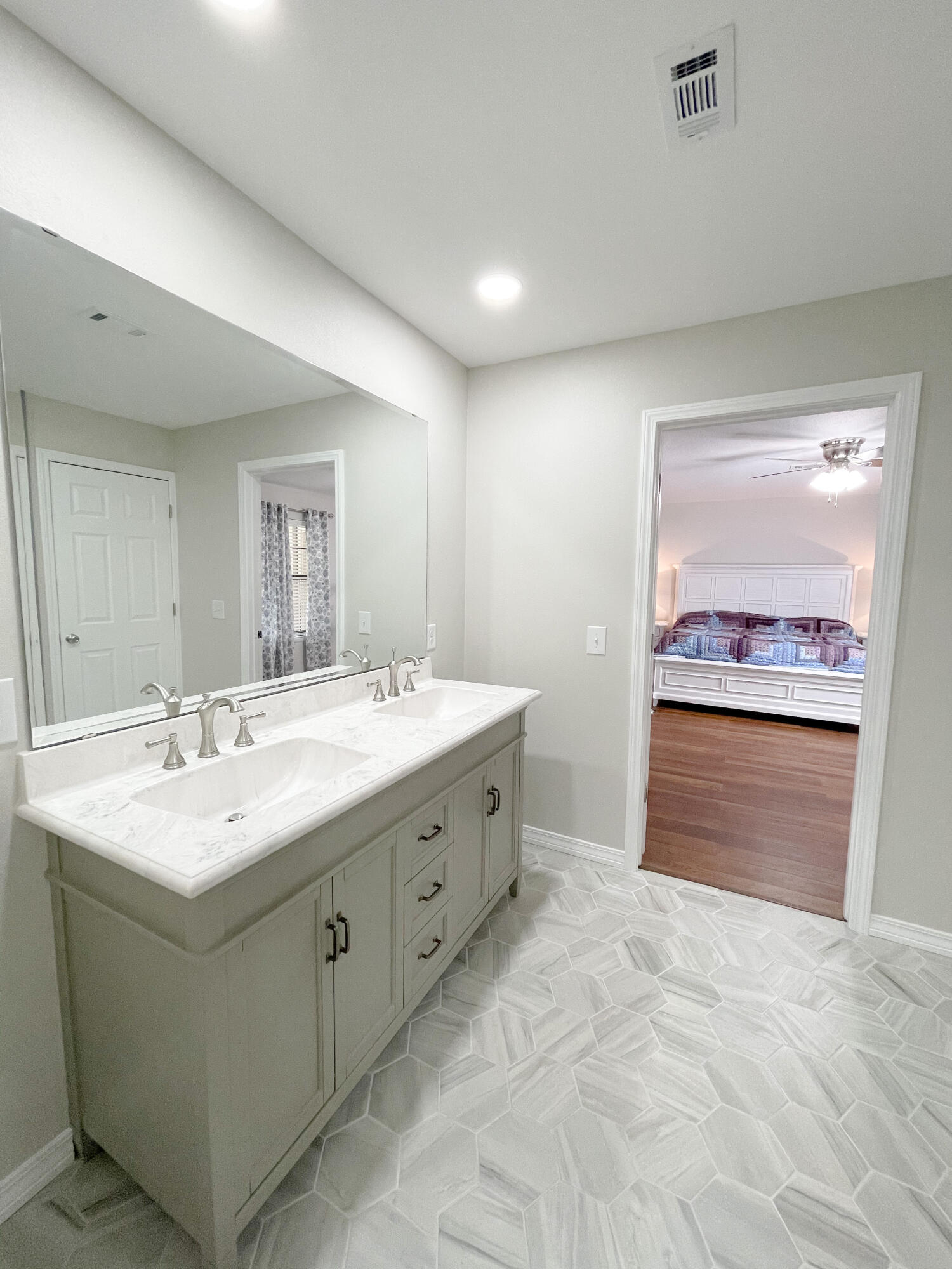 455 Ridge Lake Road Crestview, FL 32536 - Photo 21 of 22 a spacious bathroom with a sink and a mirror