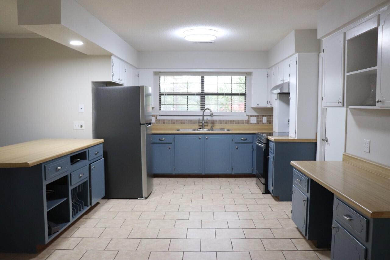 455 Ridge Lake Road Crestview, FL 32536 - Photo 9 of 22 a kitchen with stainless steel appliances granite countertop a refrigerator stove and sink
