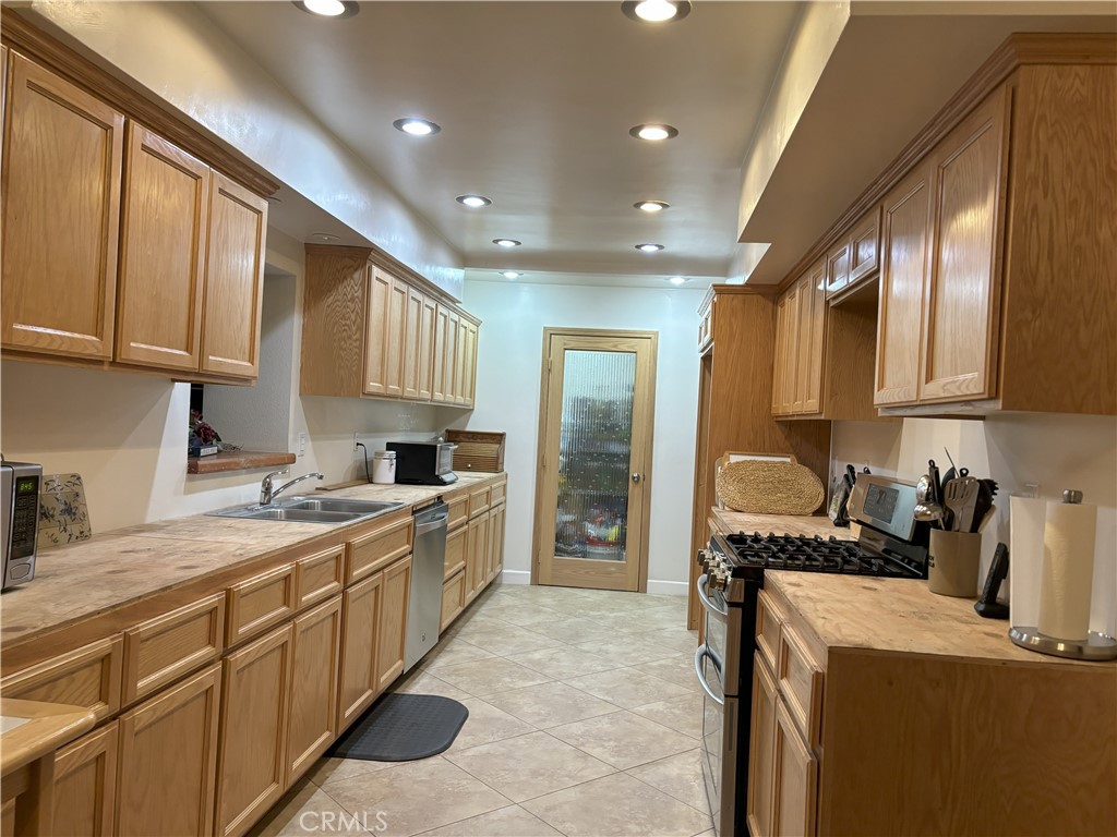 42930 Lake Hughes Road Lake Hughes, CA 93532 - Photo 25 of 54 a large kitchen with a large window