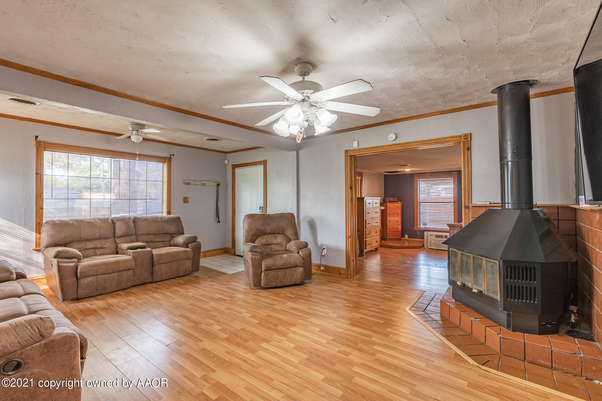 105 Southwest 41st Avenue Amarillo, TX 79110 - Photo 9 of 27 a living room with furniture and a chandelier