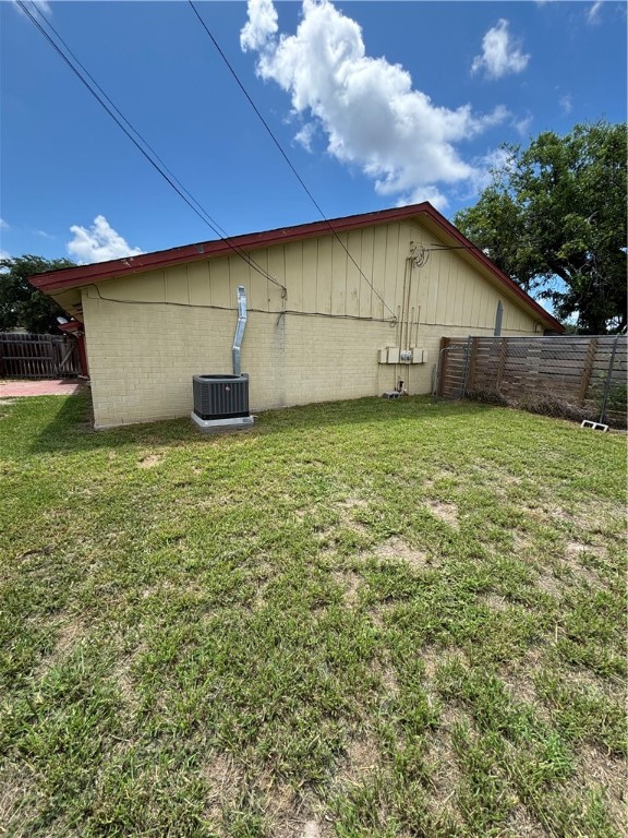 2119 Westwind Circle, Unit 2 Ingleside, TX 78362 - Photo 15 of 16 a view of a backyard of the house